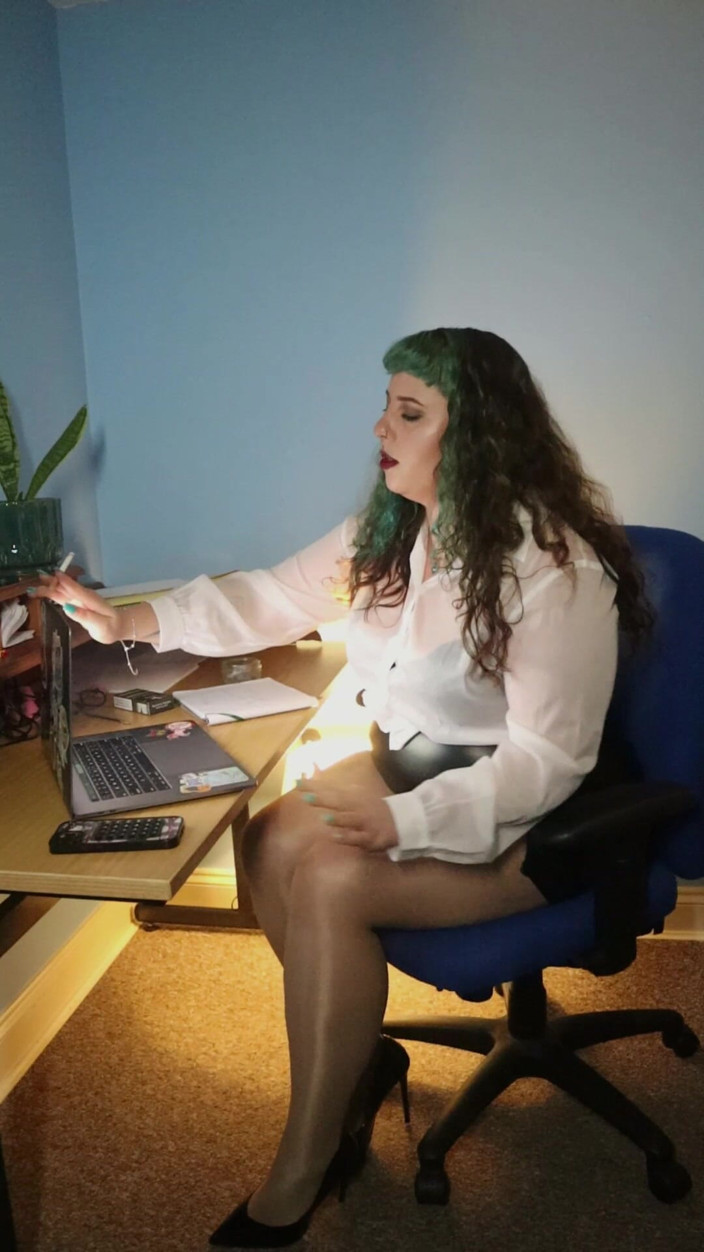 Goddess Kinx: Zwolnienie.. Frustracja w biurze