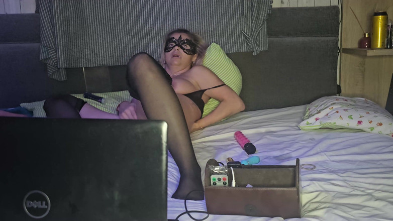 Anal Fetish Couple: Velmi sexy manželka ráda masturbuje před cizími lidmi