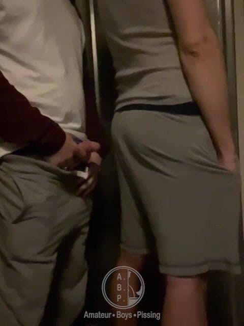 AmateurBoysPissing: Tard Dans La Nuit, Rue Vide, Trop Bu... Un Garçon...