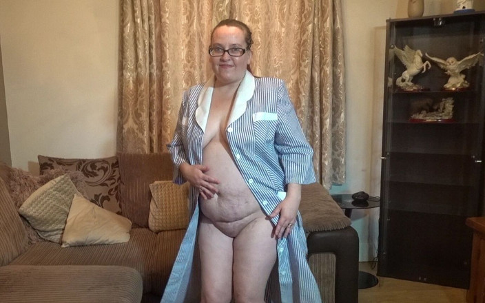 Littlevixen: MILF in hausmädchenuniform strippt und spielt