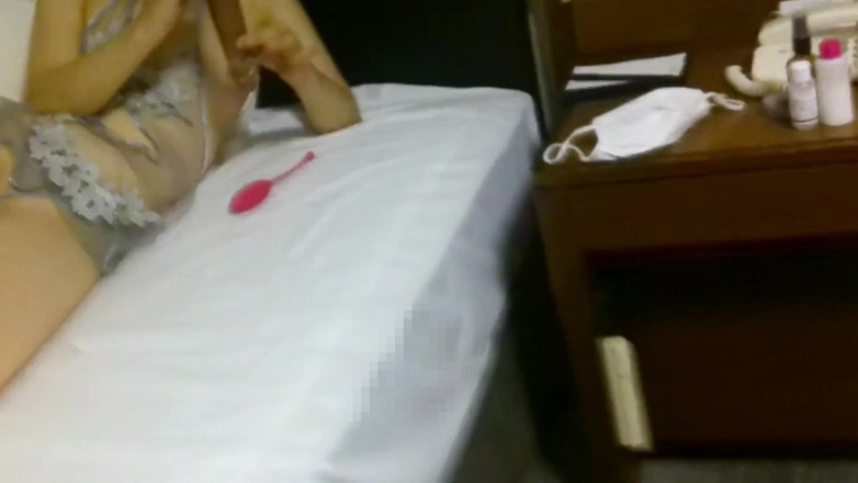 akeieroi: Krásná zralá žena masturbuje v hotelu, vibrátor, 2 láhve-!!