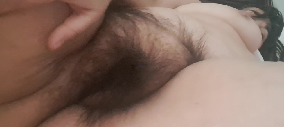 Mommy big hairy pussy: Olgun, kıllı ve azgın kedi ile oynamak