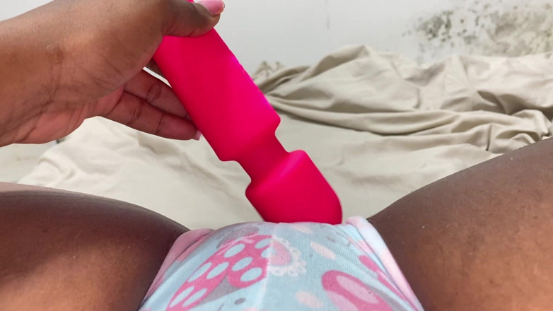 omairaberbatov: Indosso i pantaloncini stretti e Prurito alla mia vagina e...