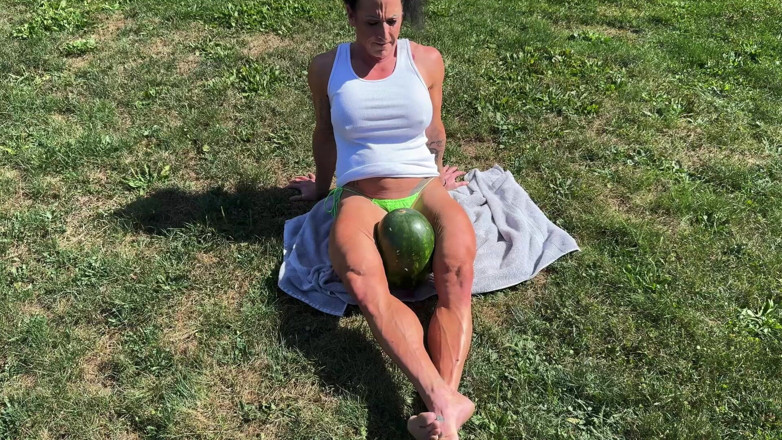 Kandylegsxxx: Mięśni MILF Kandys Arbuz Miażdż dominacji