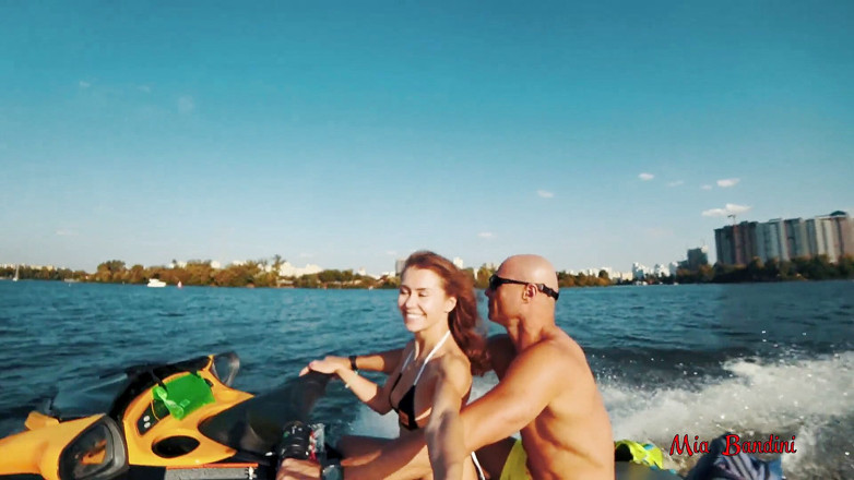 Mia Bandini: jet ski par gale ki savaari karne ke lie aautdor...