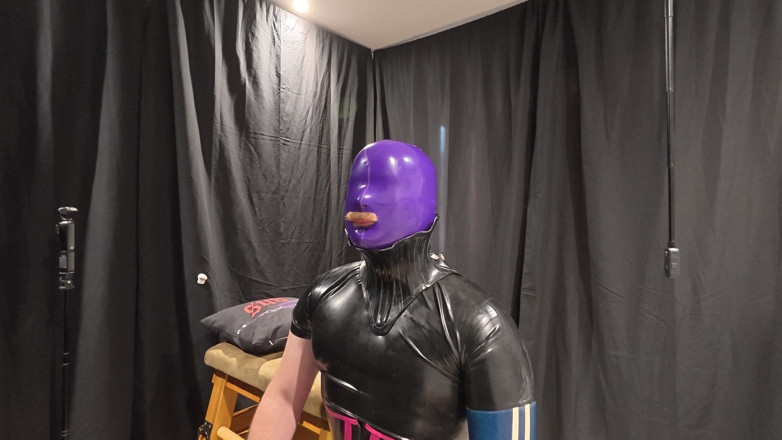The Izars: Omezená latexová první návštěva mě