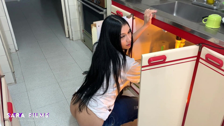 Sara films: Encanador com tesão mostra sua bunda enorme