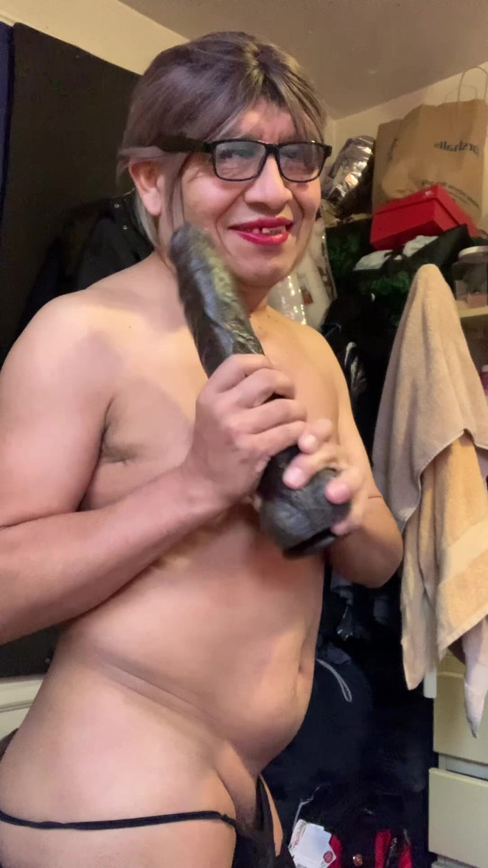rocas836: Aku lagi asik muasin memeknya pakai dildo ukuran 12