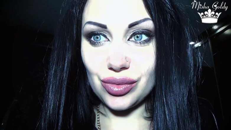 Goddess Misha Goldy: Seksi cadının boğazının içine boşal ve yutul, fetiş!