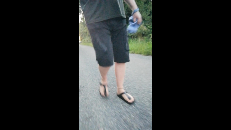 Carmen_Nylonjunge: Draußen mit Nylonfüßen in Birkenstocks am Morgen