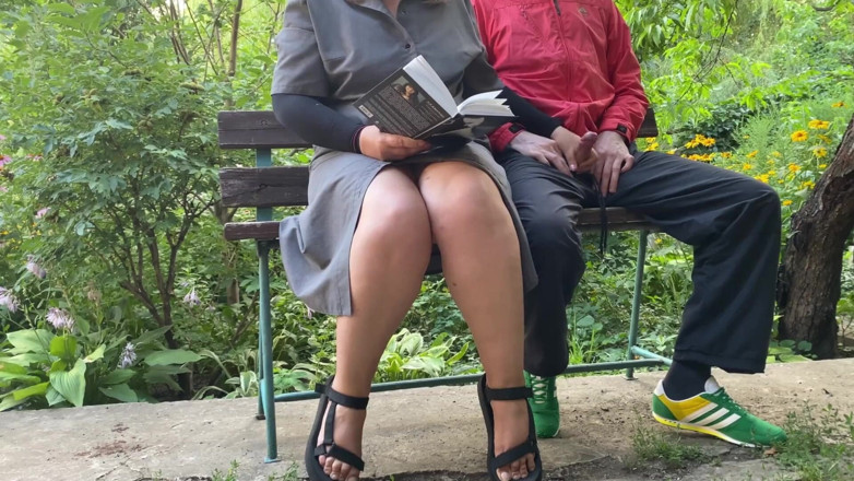 OurFetishLife: Kayınvalidem beni görmezden geliyor ve bir kitap okuyarak ve parkta...