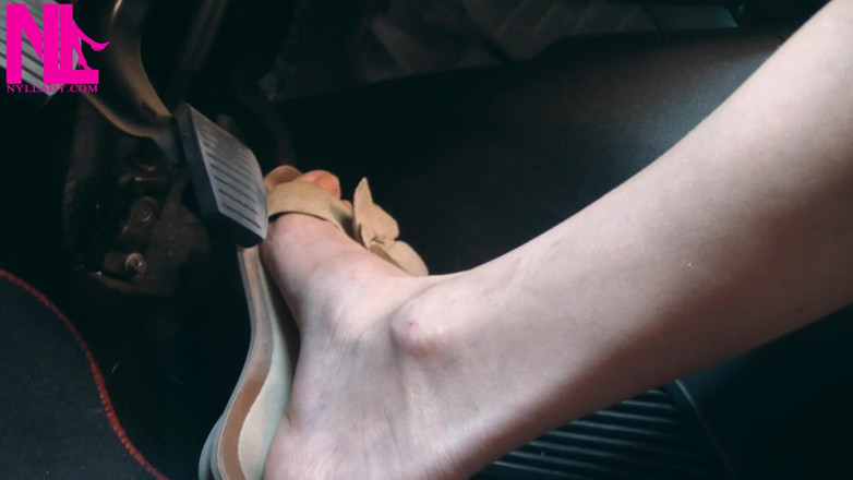 Nyllady: Pompage déjantée de pédales aux pieds nus sur la voie...