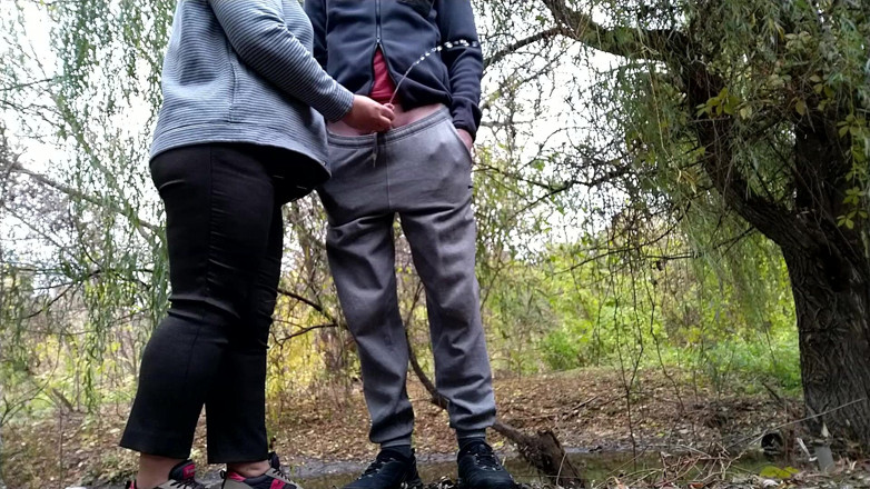 OurFetishLife: 继母最柔软的手在街上抚摸我的鸡巴