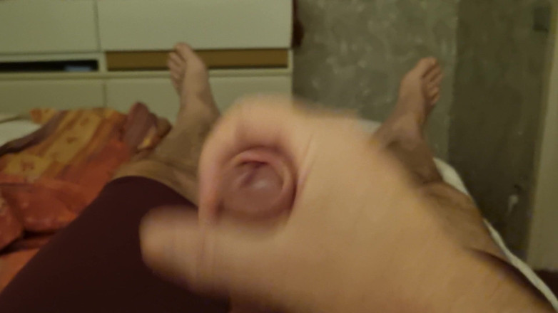 Pellefnatt: Mi amigo se acuesta en la cama masturbándose la polla...