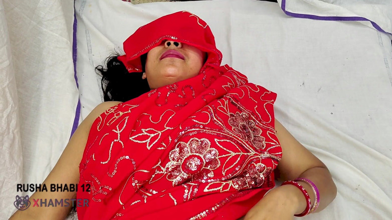 RUSHA BHABI: Abang tiri bhabhi seksi menemuinya dengan bercumbu dan kemudian berkongkek...