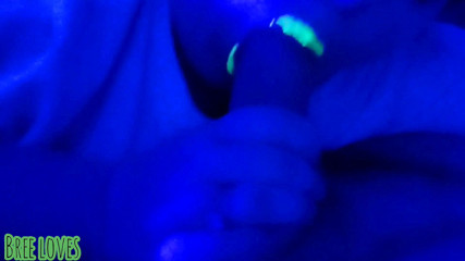 Bree Loves: Puta con labios de neón niega semen en la boca