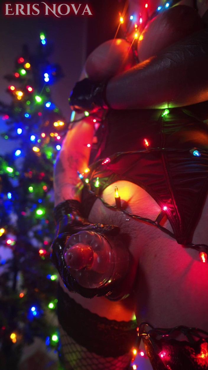 Eris Nova: Eris Nova wichst in weihnachtsbeleuchtung eingewickelt