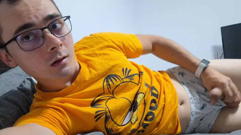 The college boy: Tesão universitário se masturbando na cama enquanto espera pelo padrasto