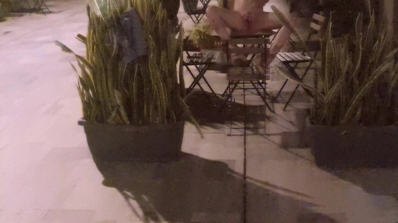 Dirty Molly: Riskantní masturbace a stříkání na ulici