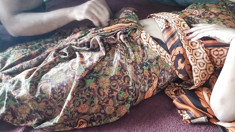 Roni gobal: Hermanastra Ke Sath en estilo perrito romántico