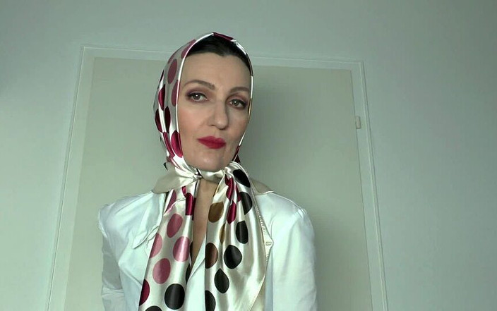 Lady Victoria Valente: Foulard en satin, foulard, défilé de mode, clip et coaching...