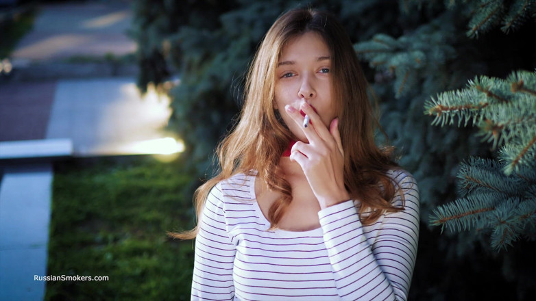 Russian Smokers: 波の下の官能的なロシア人女性がタバコを吸う