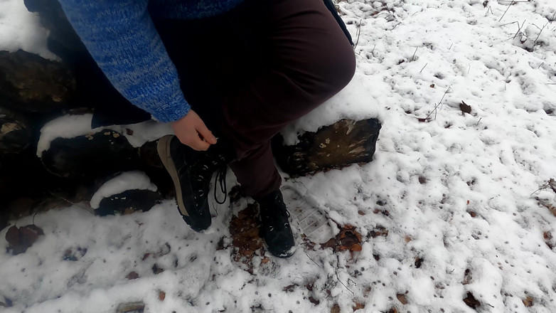 Bouncy Tits Action: Pobicie jej cipki w śniegu