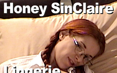 Edge Interactive Publishing: Honey Sinclaire lingerie rosa si masturba