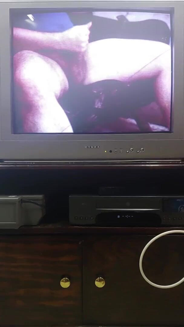 Au79: 古いテレビでオナニーしているのに、イクときに誤ってカメラをぶつけてしまった