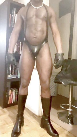 Black Muscle Stepdad: Culturista nero fuma e sega clip