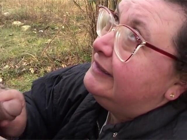 Out Sexxx: Mia nonna mi fa un pompino in un parco!