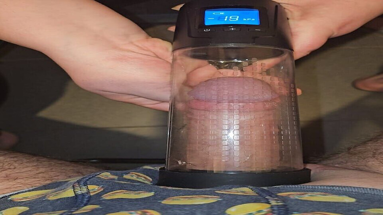 Twittiy: Une belle-mère profite de l'occasion pour être seule à la maison. Elle...