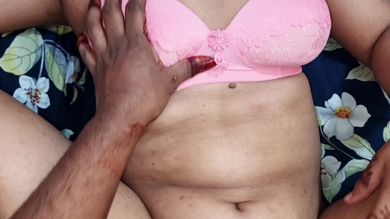 bdboygirl69: Menghisap pepek dengan keras kemudian kongkek teman wanita saya