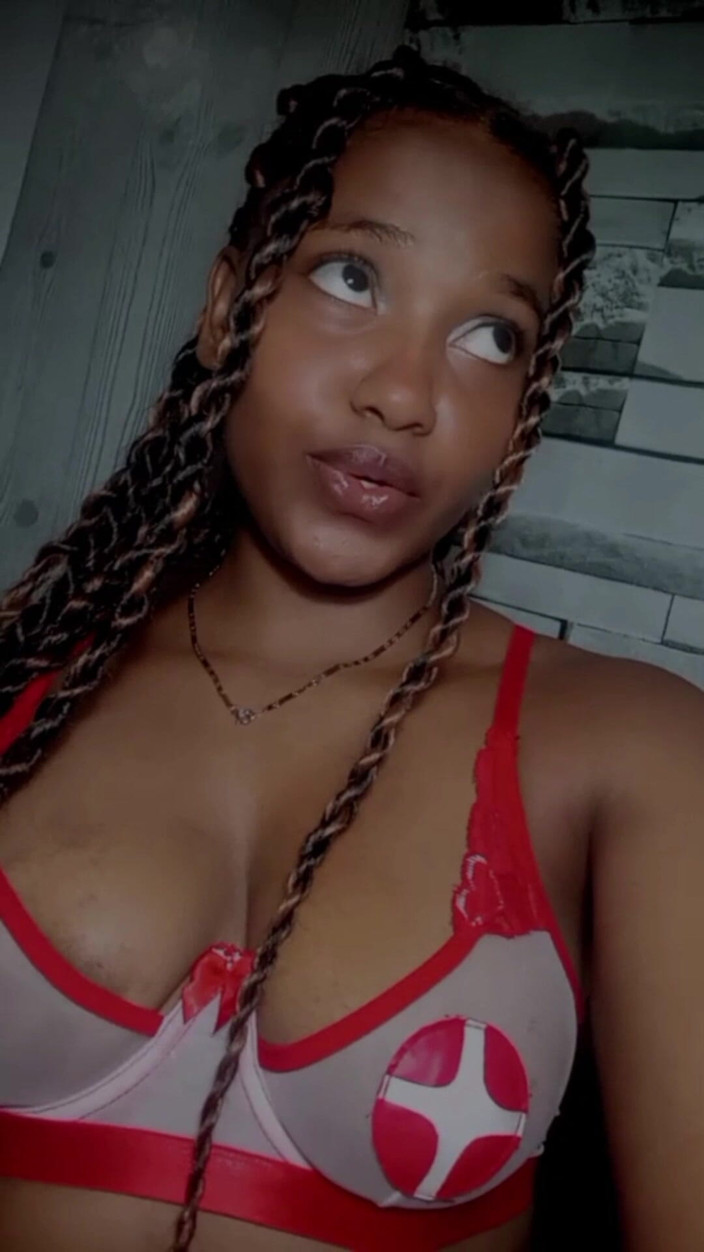 Delicious open butt: 이 흑인 여성이 그녀를 보기 위해 기다리고 있는 놀라운 것을 보고 싶어하고 그녀가 무슨 일이 일어날지 감동할 것입니다.