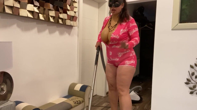 Tanja Tachee: Aspirateur avec des faux seins 38F