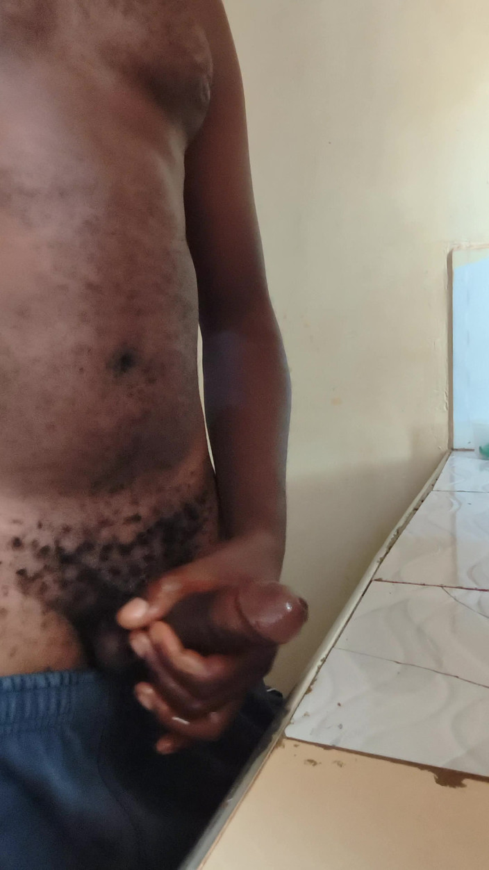 Kenyandick: Novio solo sacudiendo su polla dura temprano en la mañana...