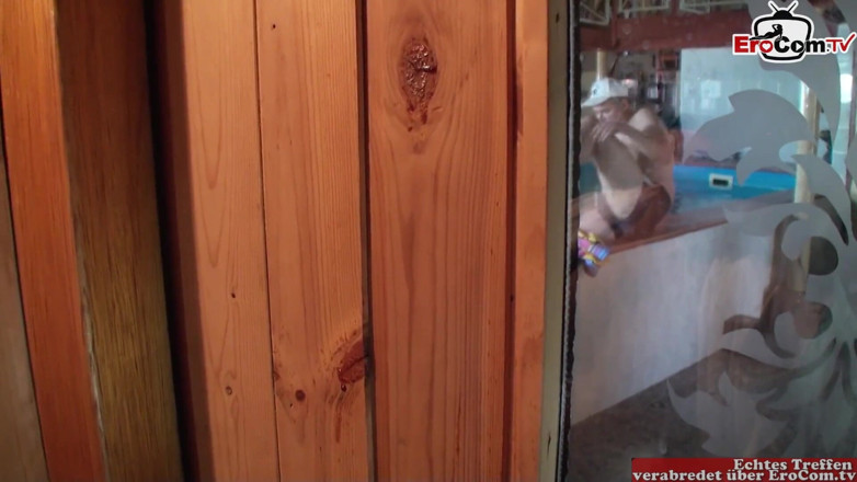EroCom: Blonde slet verleidt een man in de sauna