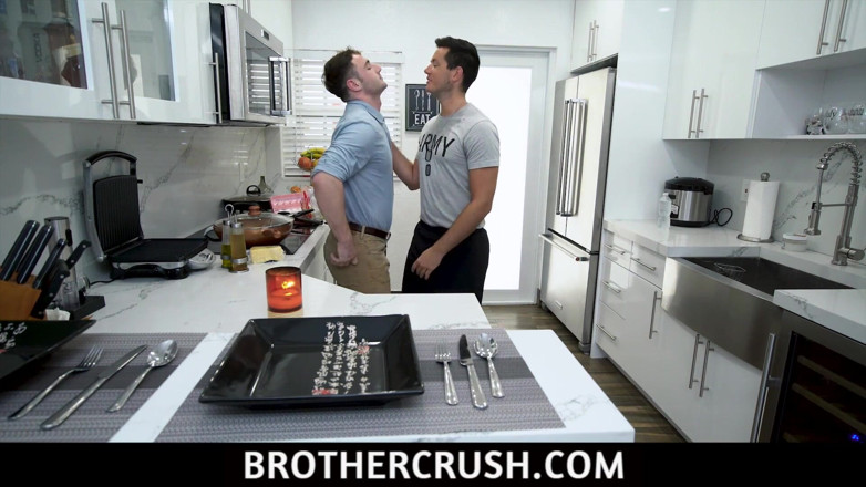 Brother Crush: Facet z armii Ryan Pitt daje stepbro niechlujny lodzik