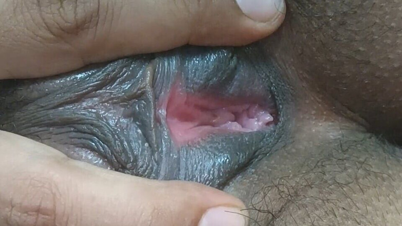 Liana proxy: Auto prensa de tetas y dedeándose el coño