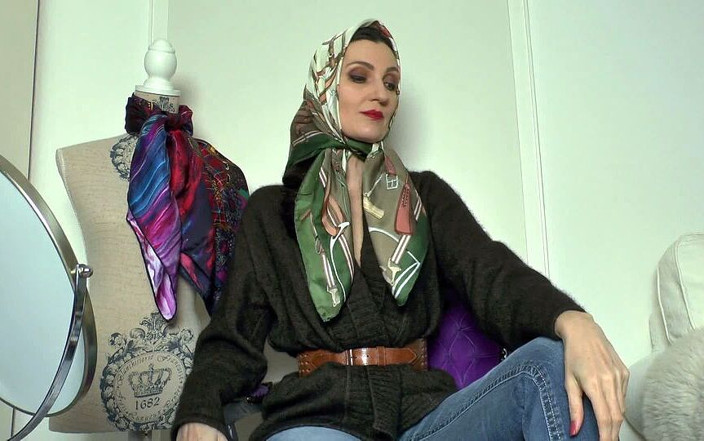 Lady Victoria Valente: Veste cashmere et foulards en soie