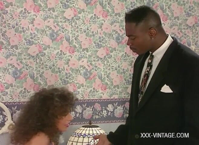 XXX-Vintage: Prsatá Sarah Young hledá XXL potěšení