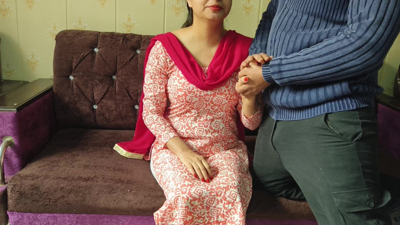 Hornycouple149: Indische Desi-tiener Saara werd verleid toen een vriendin haar een...