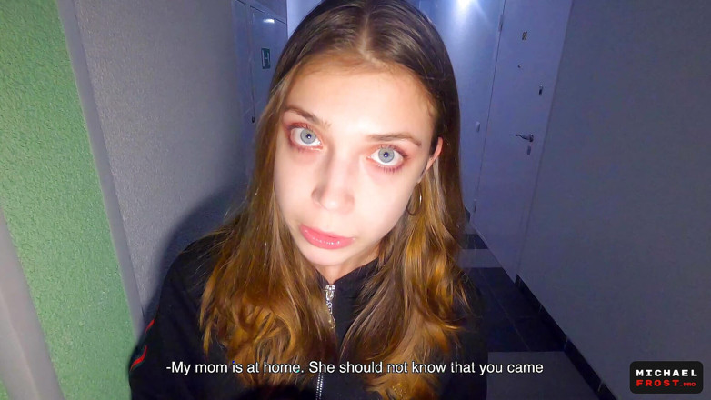 MichaelFrostPro: Quand les parents sont à la maison, on baise dans l'escalier