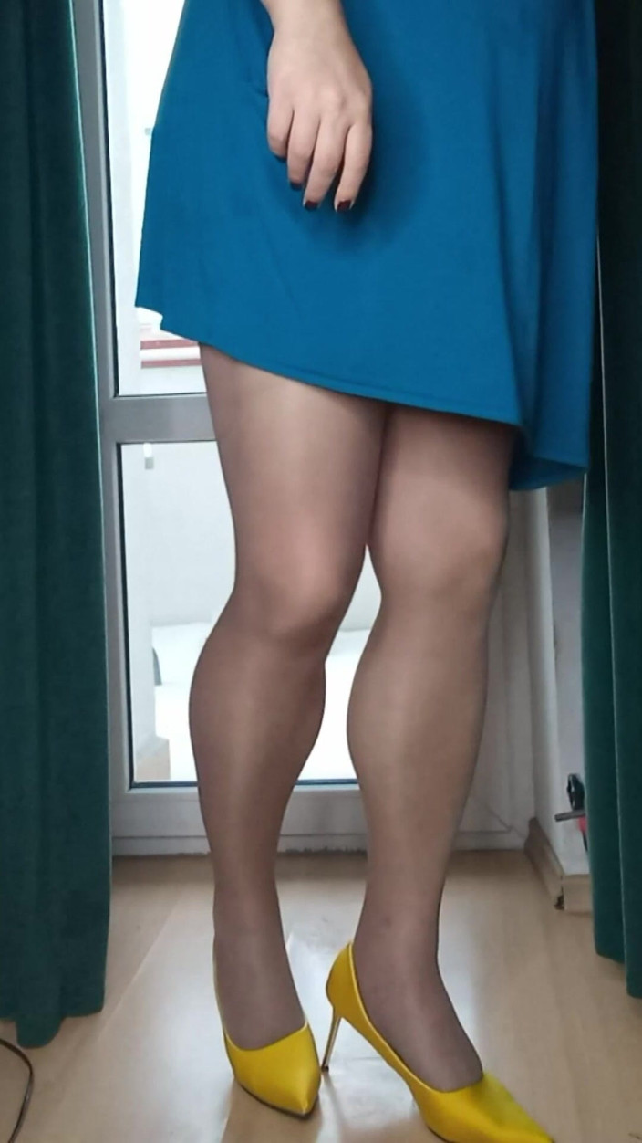 Nattalie Trans: Mini robe et talons hauts