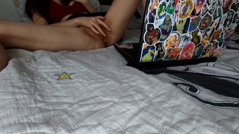 LeilaBeat: Amatör orta yaşlı seksi kadın porno izliyor ve tatlı amına...