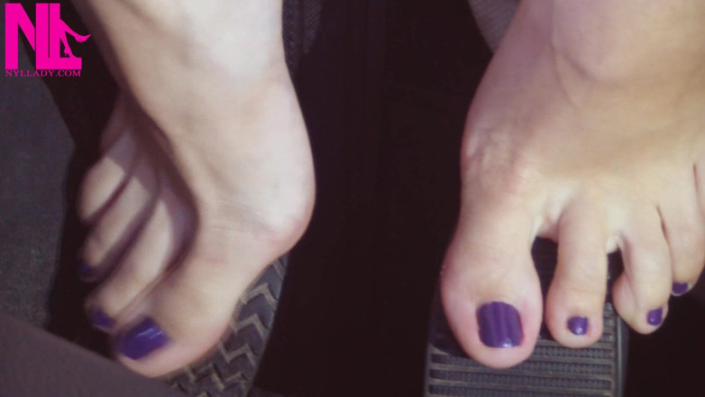Nyllady: Revving descalzo en zapatillas Puma