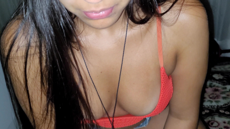 Strimermodel: Bruna Induce starnutendo