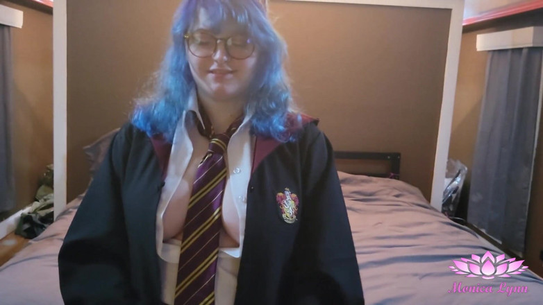Monica Lynn: Une salope de Gryffindor baise une mugette (Harry Potter)