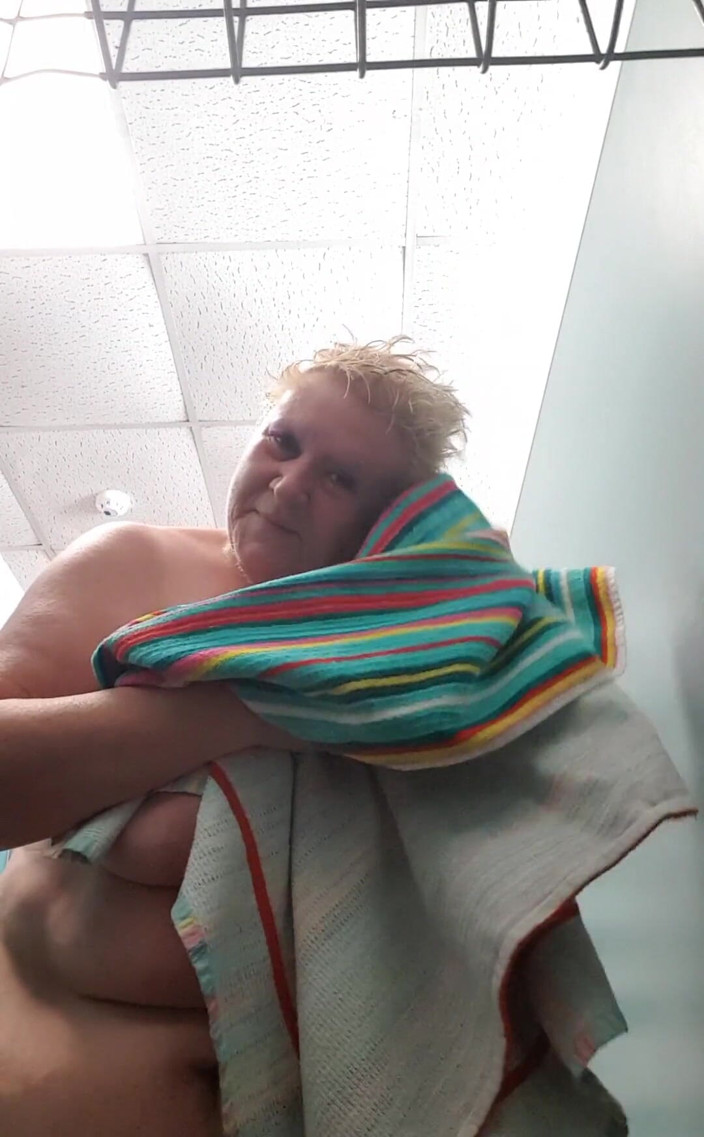 Uk Joolz: Sèche-cheveux dans la cabine d'essayage de la piscine, après ma...
