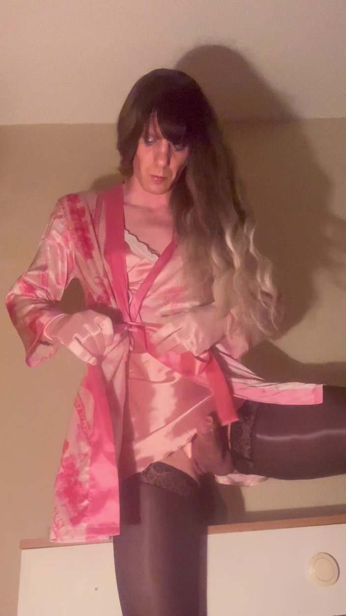 Jessica silk: Jess Silk bare kaale dildo ki savaari kar rahi hai